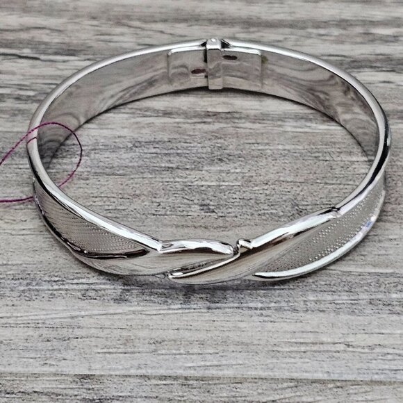 Monet Vintage Signed Silver Tone Hinge Open Front Textured Cuff Bracelet - Picture 4 of 7